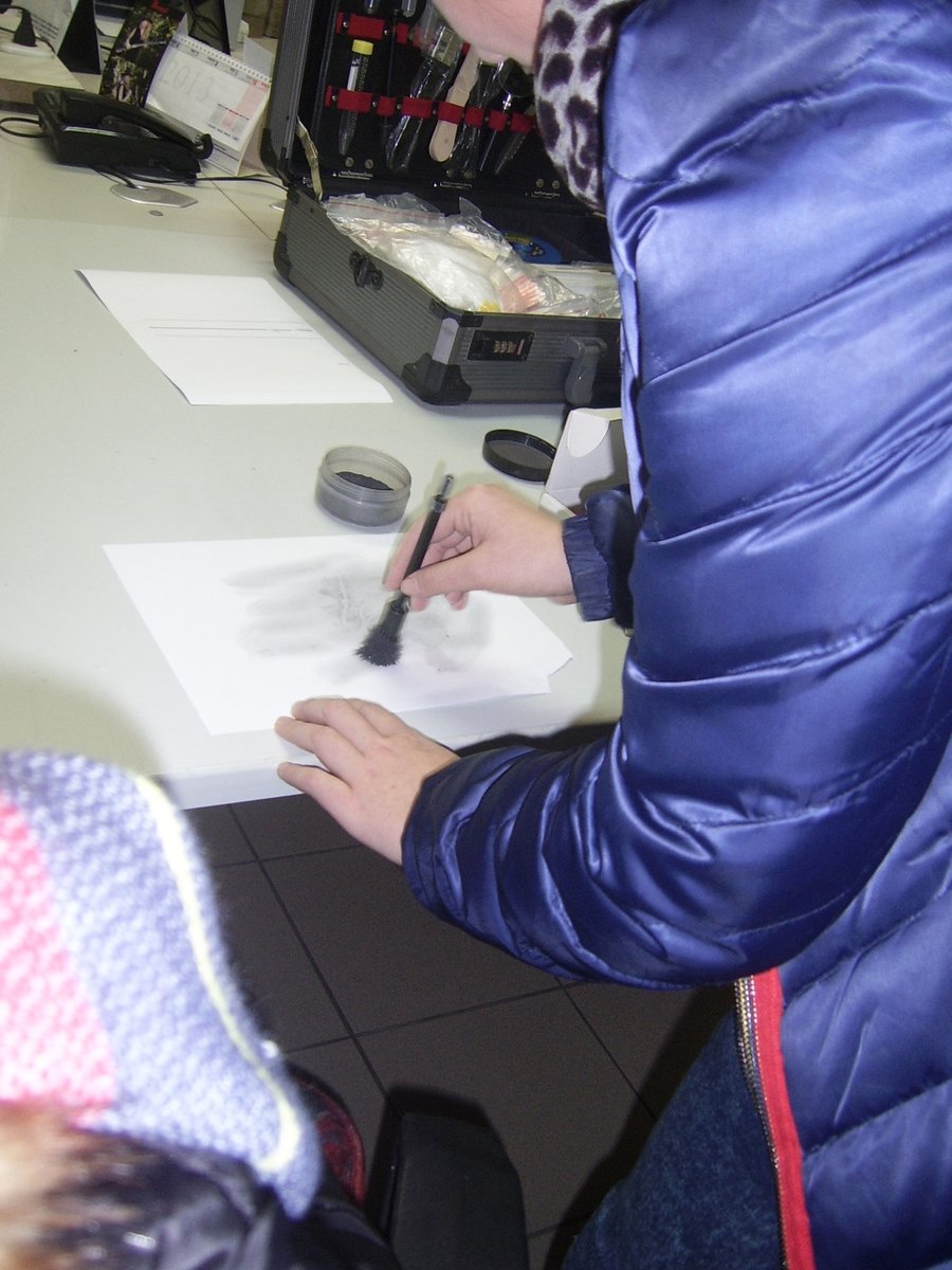 Podglądają policjantów przy pracy