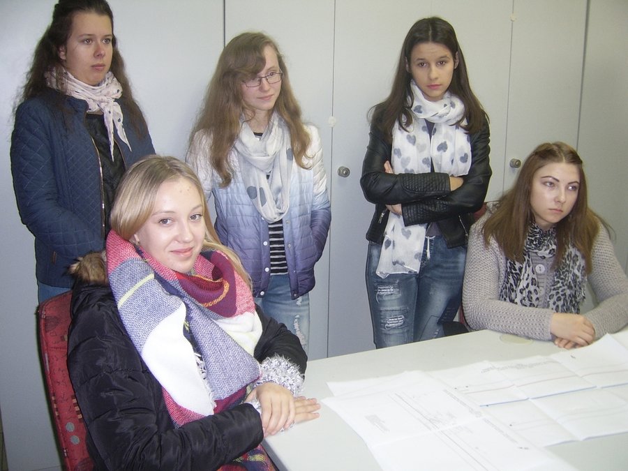 Podglądają policjantów przy pracy