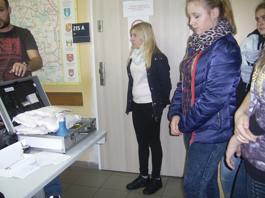 Podglądają policjantów przy pracy