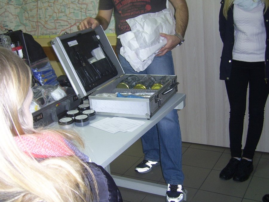 Podglądają policjantów przy pracy