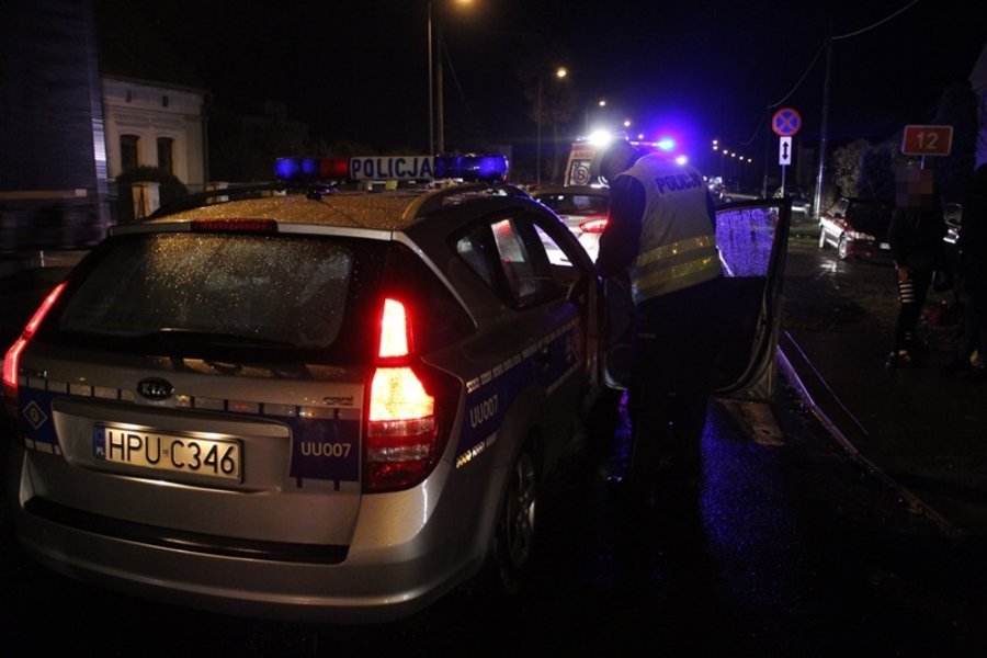 Samochód wjechał w grupę młodzieży