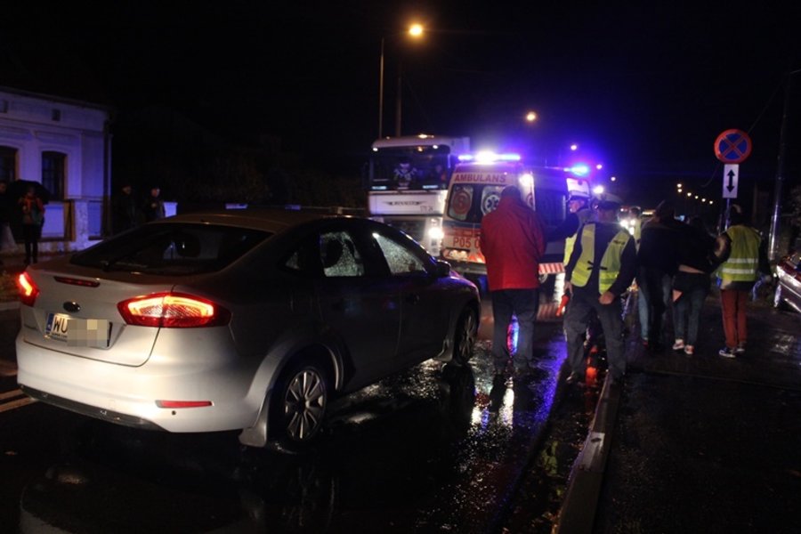 Samochód wjechał w grupę młodzieży