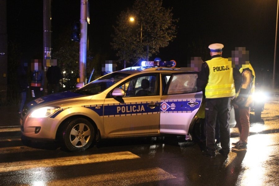 Samochód wjechał w grupę młodzieży