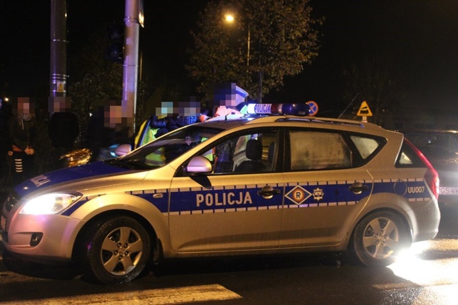 Samochód wjechał w grupę młodzieży