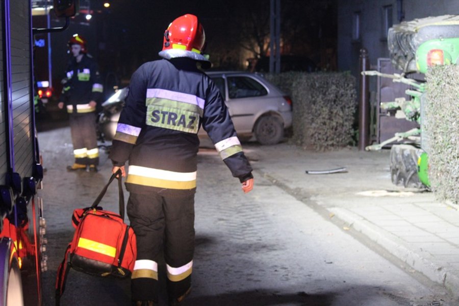 Kierowca fiesty staranował ciągnik