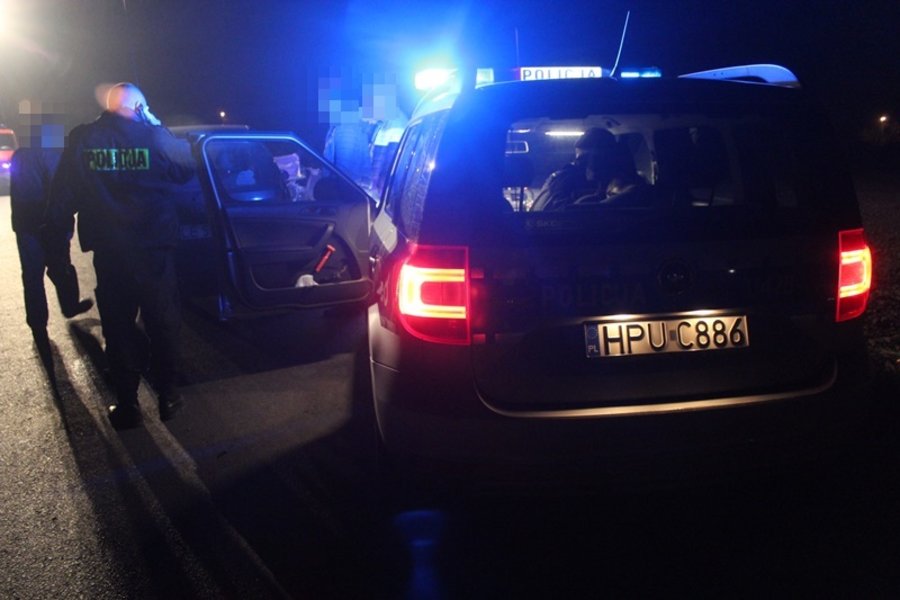 Był kompletnie pijany. Wiózł trzy osoby