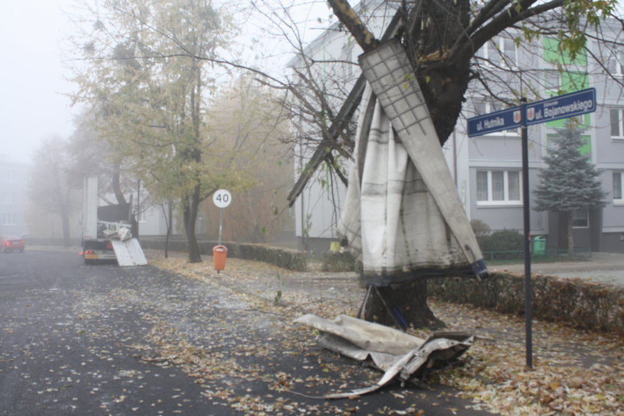 Zahaczył o gałąź. Przyczepa się rozpadła