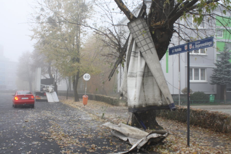 Zahaczył o gałąź. Przyczepa się rozpadła