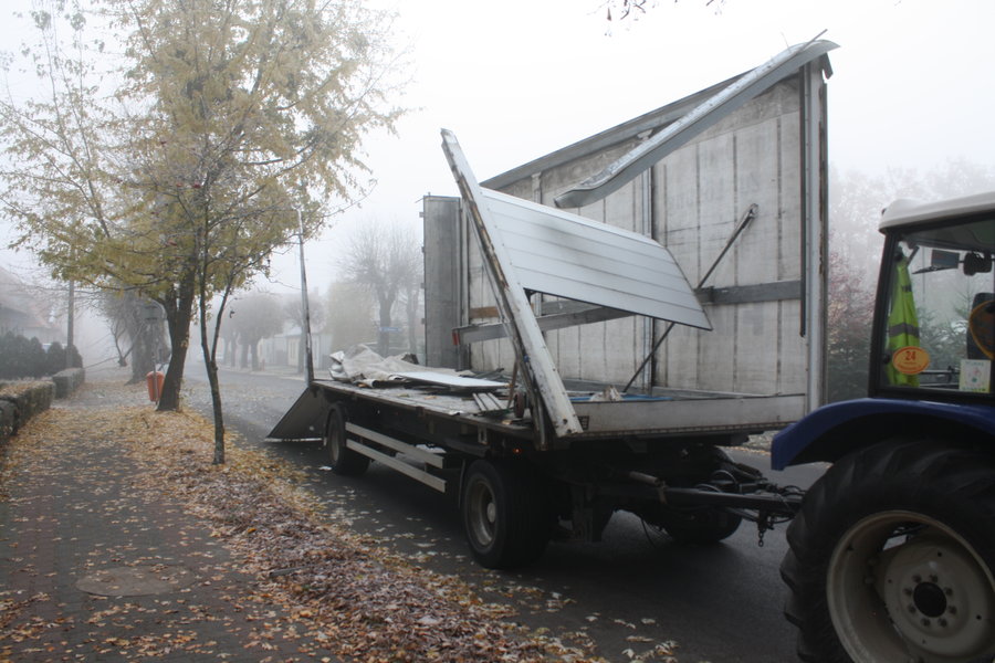 Zahaczył o gałąź. Przyczepa się rozpadła