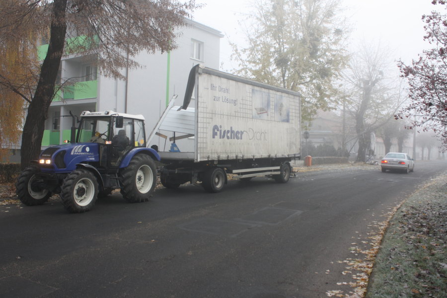 Zahaczył o gałąź. Przyczepa się rozpadła