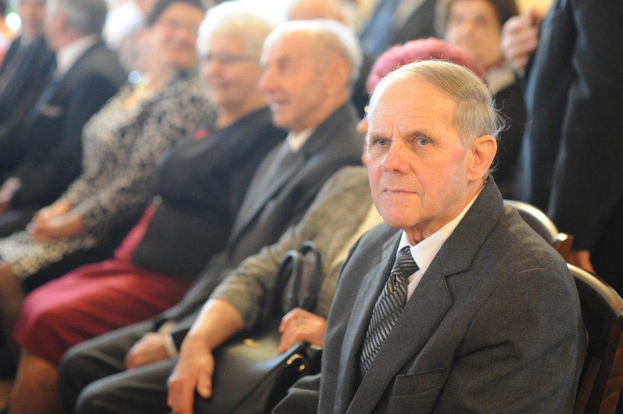 Medale i kwiaty dla małżeństw