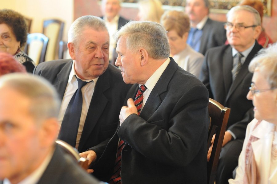 Medale i kwiaty dla małżeństw