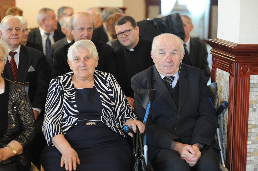 Medale i kwiaty dla małżeństw