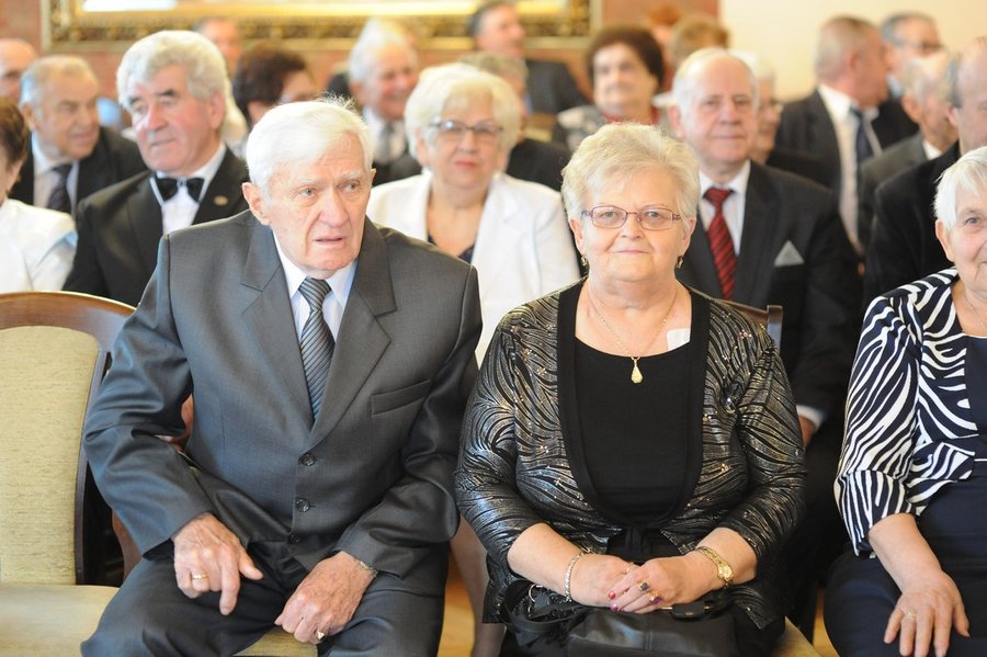 Medale i kwiaty dla małżeństw