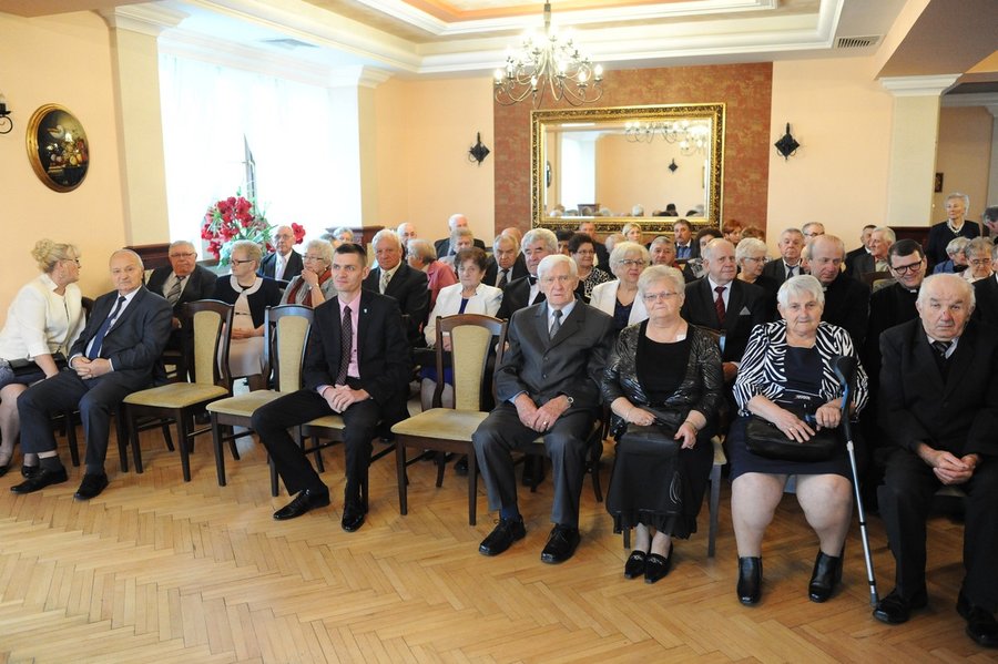 Medale i kwiaty dla małżeństw