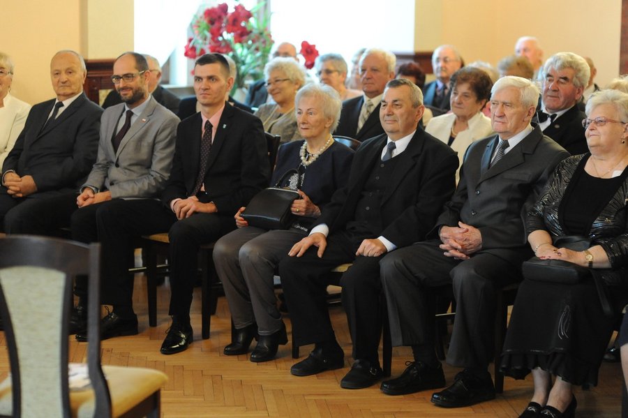 Medale i kwiaty dla małżeństw