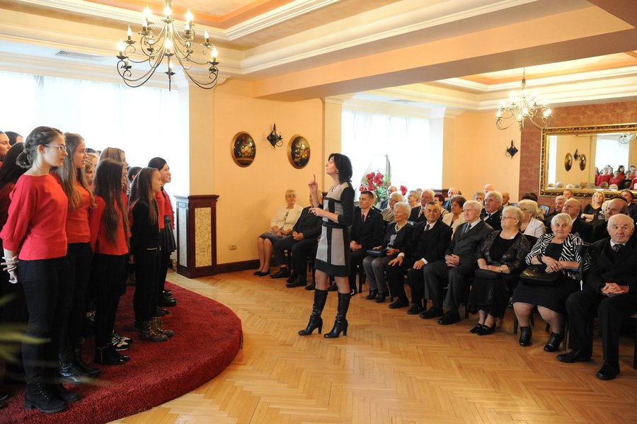 Medale i kwiaty dla małżeństw