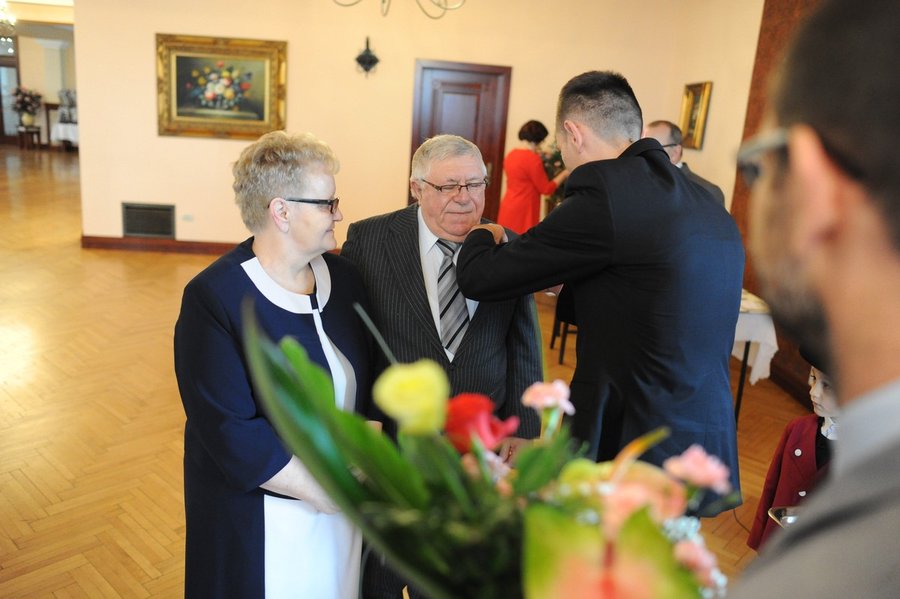 Medale i kwiaty dla małżeństw