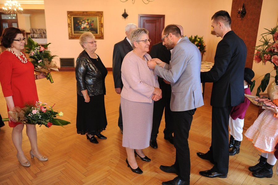 Medale i kwiaty dla małżeństw