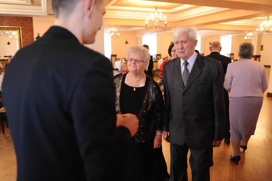 Medale i kwiaty dla małżeństw