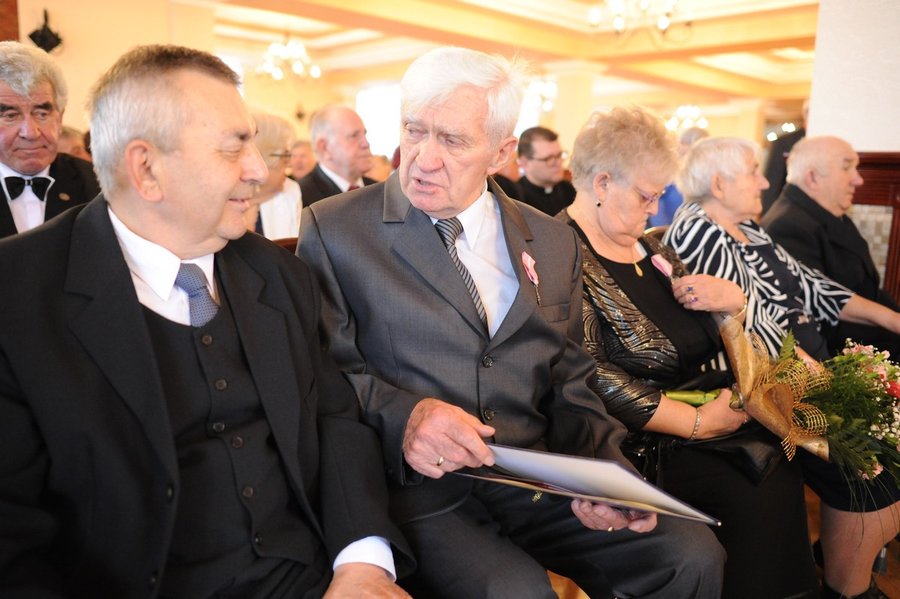 Medale i kwiaty dla małżeństw
