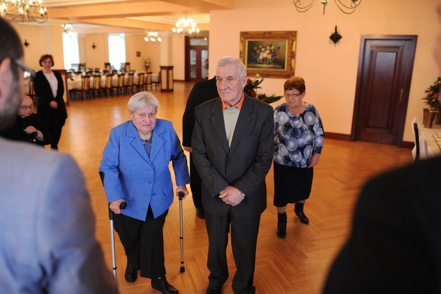 Medale i kwiaty dla małżeństw