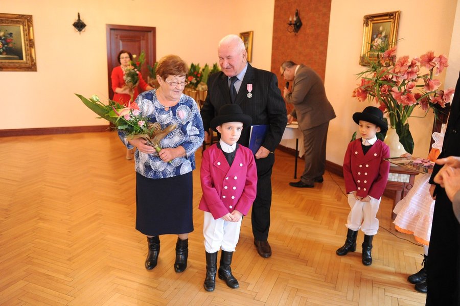 Medale i kwiaty dla małżeństw