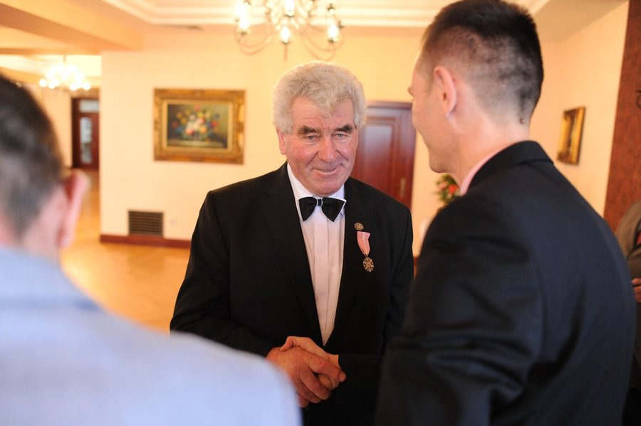 Medale i kwiaty dla małżeństw