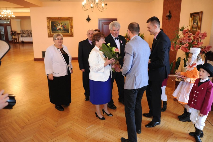 Medale i kwiaty dla małżeństw