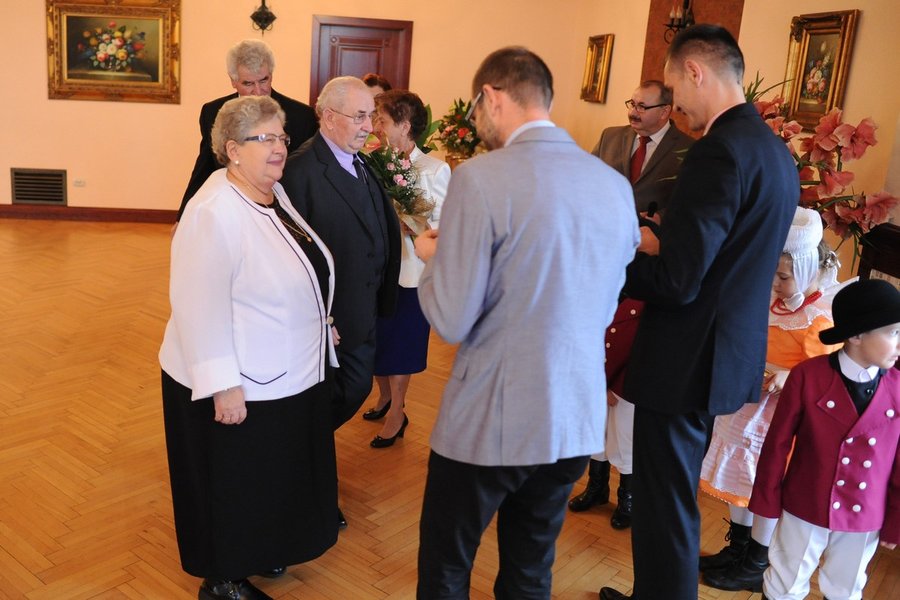 Medale i kwiaty dla małżeństw