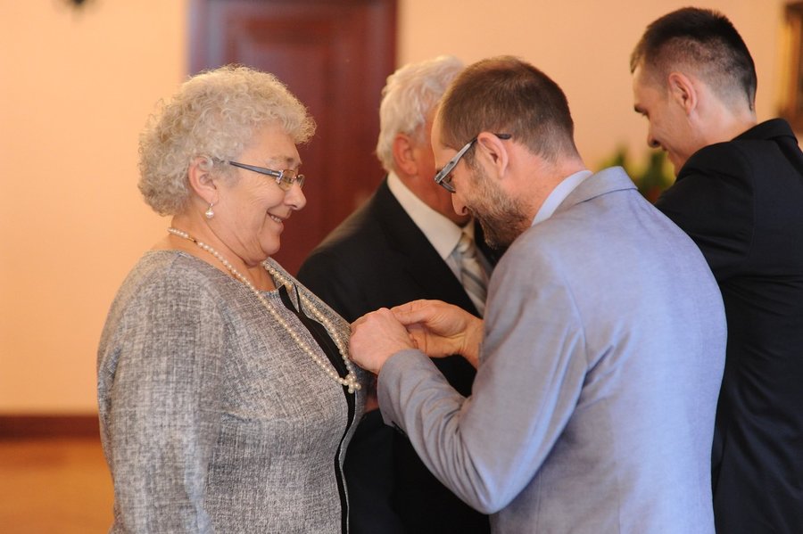 Medale i kwiaty dla małżeństw