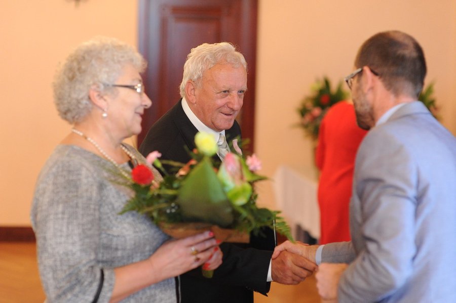 Medale i kwiaty dla małżeństw