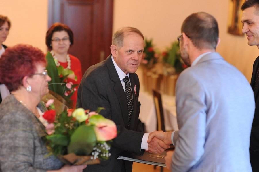 Medale i kwiaty dla małżeństw