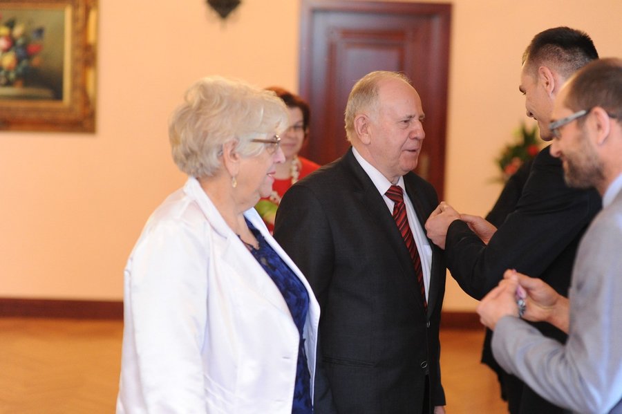 Medale i kwiaty dla małżeństw