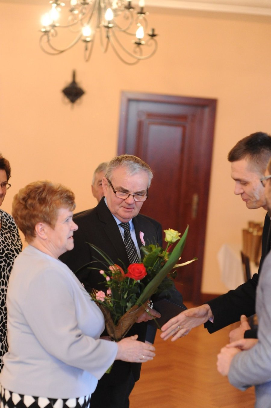 Medale i kwiaty dla małżeństw
