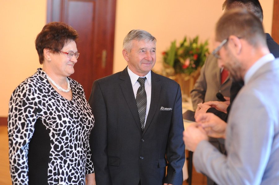 Medale i kwiaty dla małżeństw