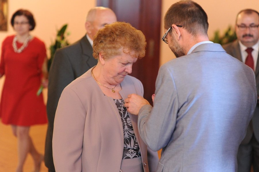 Medale i kwiaty dla małżeństw