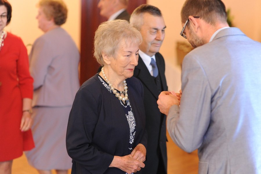 Medale i kwiaty dla małżeństw