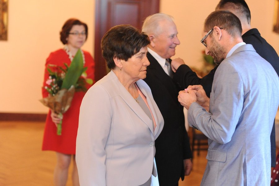 Medale i kwiaty dla małżeństw