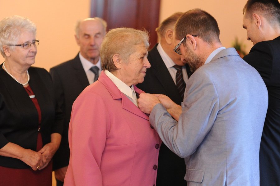 Medale i kwiaty dla małżeństw