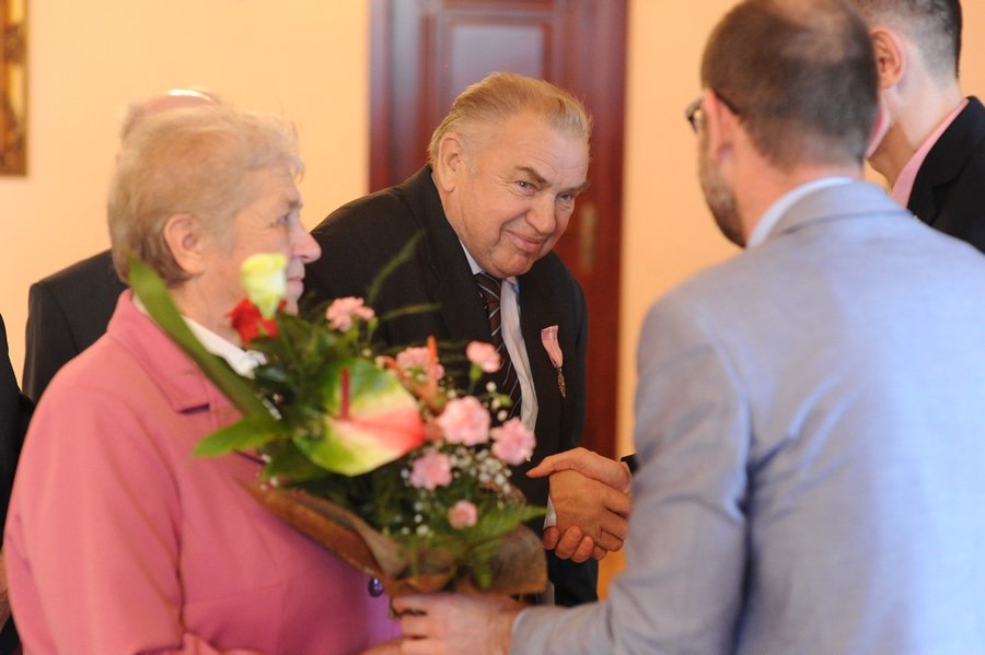 Medale i kwiaty dla małżeństw