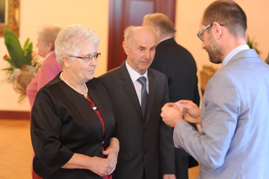 Medale i kwiaty dla małżeństw