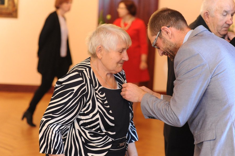 Medale i kwiaty dla małżeństw
