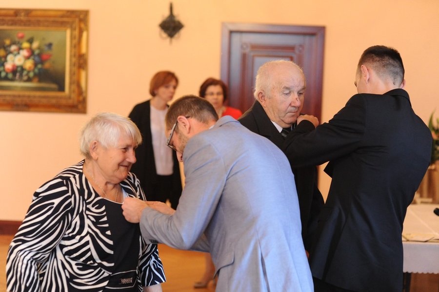 Medale i kwiaty dla małżeństw