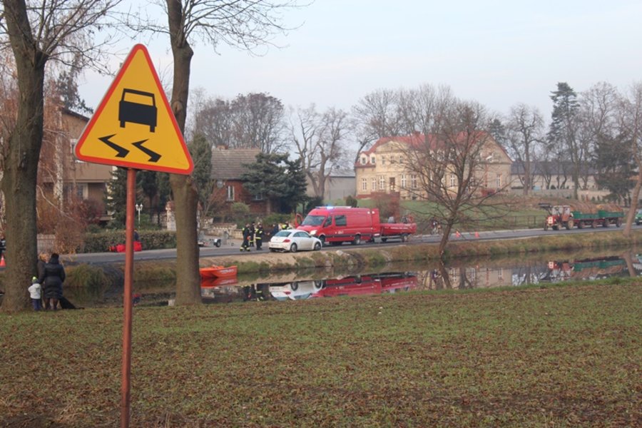 Wyciągnęli auto ze stawu - video