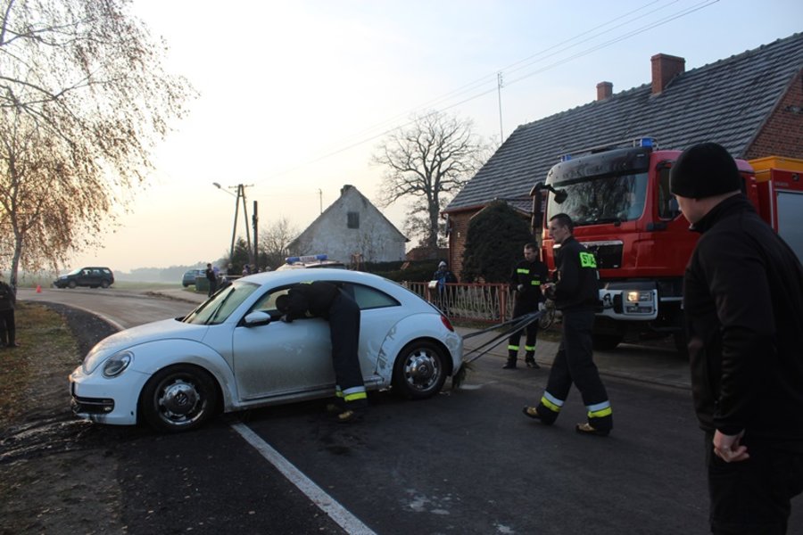 Wyciągnęli auto ze stawu - video