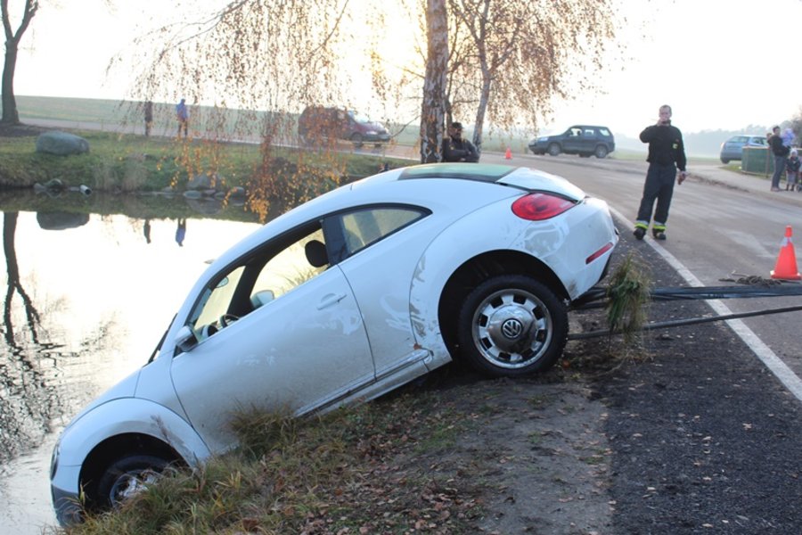 Wyciągnęli auto ze stawu - video