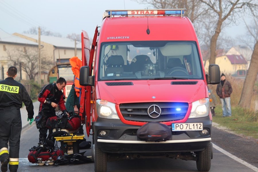 Wyciągnęli auto ze stawu - video