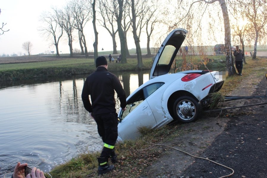Wyciągnęli auto ze stawu - video