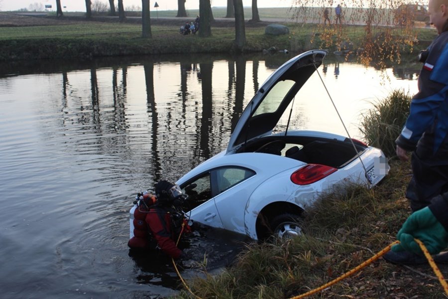 Wyciągnęli auto ze stawu - video